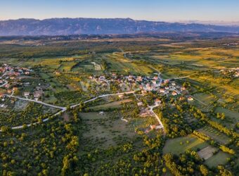 POLIČNIK, LOVINAC, VIŠE ZEMLJIŠTA U GRAĐEVINSKOJ ZONI POLIČNIK, LOVINAC, VIŠE ZEMLJIŠTA U GRAĐEVINSKOJ ZONI