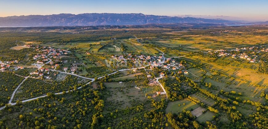 POLIČNIK, LOVINAC, VIŠE ZEMLJIŠTA U GRAĐEVINSKOJ ZONI