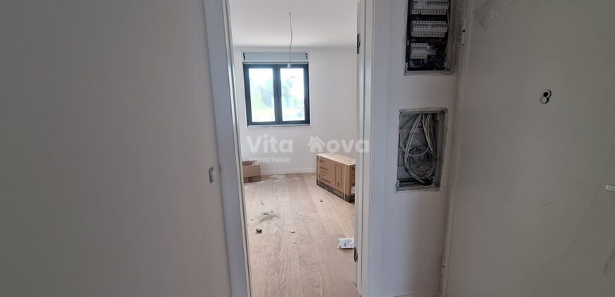 PRIVLAKA – NOVOGRADNJA 100 m OD MORA, 2-SOBAN, 2 KUPAONICE, VRT