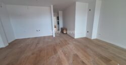 PRIVLAKA – NOVOGRADNJA 100 m OD MORA, 2-SOBAN, 2 KUPAONICE, VRT