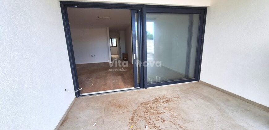 PRIVLAKA – NOVOGRADNJA 100 m OD MORA, 2-SOBAN, 2 KUPAONICE, VRT