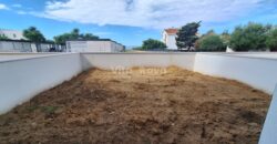 PRIVLAKA – NOVOGRADNJA 100 m OD MORA, 2-SOBAN, 2 KUPAONICE, VRT