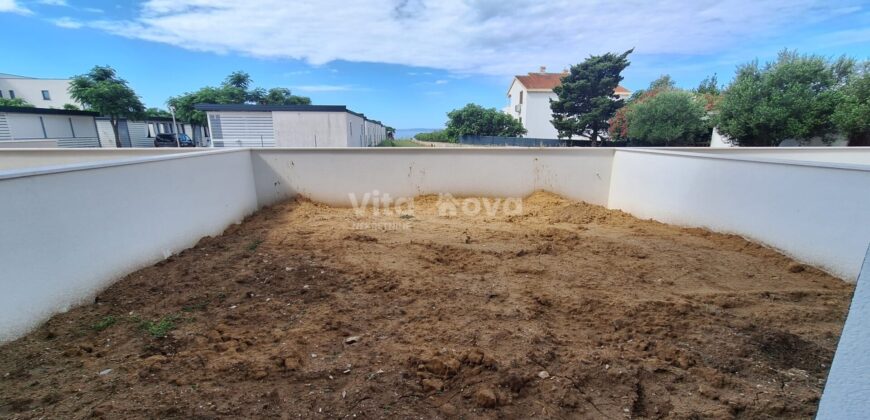 PRIVLAKA – NOVOGRADNJA 100 m OD MORA, 2-SOBAN, 2 KUPAONICE, VRT