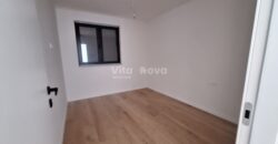 PRIVLAKA – NOVOGRADNJA 100 m OD MORA, 2-SOBAN, 2 KUPAONICE, VRT