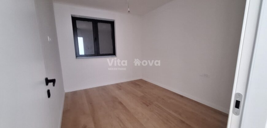 PRIVLAKA – NOVOGRADNJA 100 m OD MORA, 2-SOBAN, 2 KUPAONICE, VRT