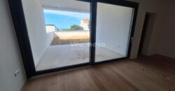 PRIVLAKA – NOVOGRADNJA 100 m OD MORA, 2-SOBAN, 2 KUPAONICE, VRT