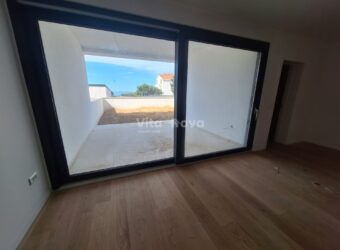 PRIVLAKA – NOVOGRADNJA 100 m OD MORA, 2-SOBAN, 2 KUPAONICE, VRT