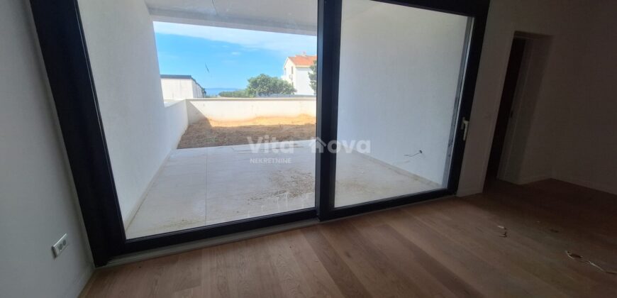 PRIVLAKA – NOVOGRADNJA 100 m OD MORA, 2-SOBAN, 2 KUPAONICE, VRT