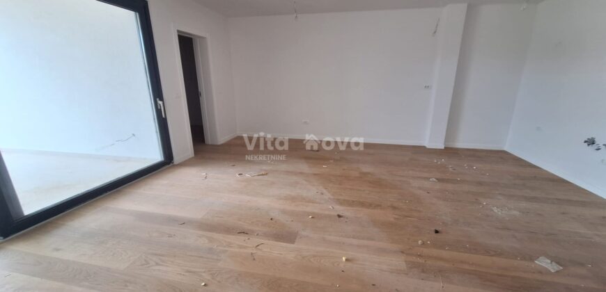 PRIVLAKA – NOVOGRADNJA 100 m OD MORA, 2-SOBAN, 2 KUPAONICE, VRT