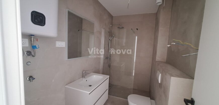 PRIVLAKA – NOVOGRADNJA 100 m OD MORA, 2-SOBAN, 2 KUPAONICE, VRT