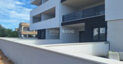 PRIVLAKA – NOVOGRADNJA 100 m OD MORA, 2-SOBAN, 2 KUPAONICE, VRT