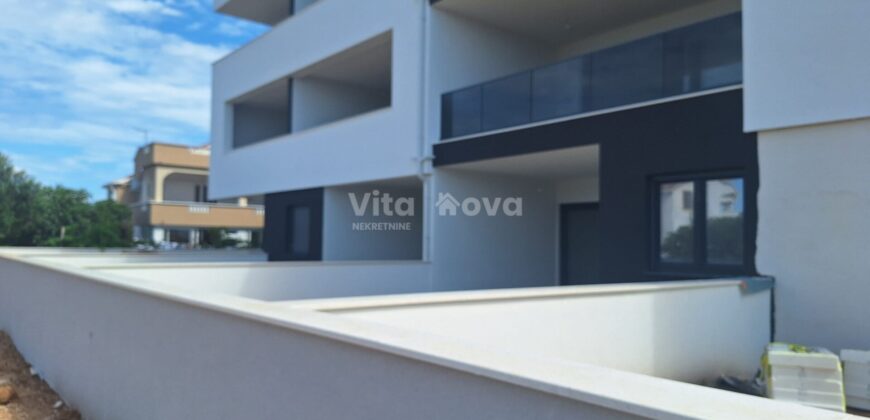 PRIVLAKA – NOVOGRADNJA 100 m OD MORA, 2-SOBAN, 2 KUPAONICE, VRT