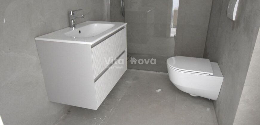 PRIVLAKA – NOVOGRADNJA 100 m OD MORA, 2-SOBAN, 2 KUPAONICE, VRT