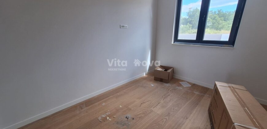 PRIVLAKA – NOVOGRADNJA 100 m OD MORA, 2-SOBAN, 2 KUPAONICE, VRT