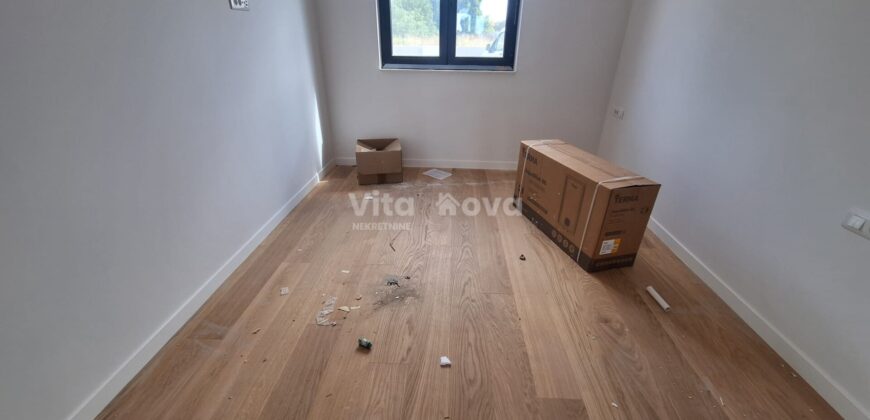 PRIVLAKA – NOVOGRADNJA 100 m OD MORA, 2-SOBAN, 2 KUPAONICE, VRT