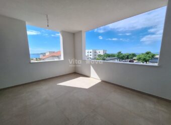 PRIVLAKA – NOVOGRADNJA, 100 m OD MORA, 3 SP. SOBE, 2 KUPAONICE, BALKON
