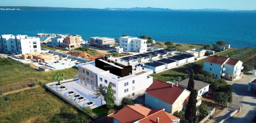 PRIVLAKA – NOVOGRADNJA, 100 m OD MORA, 3 SP. SOBE, 2 KUPAONICE, BALKON