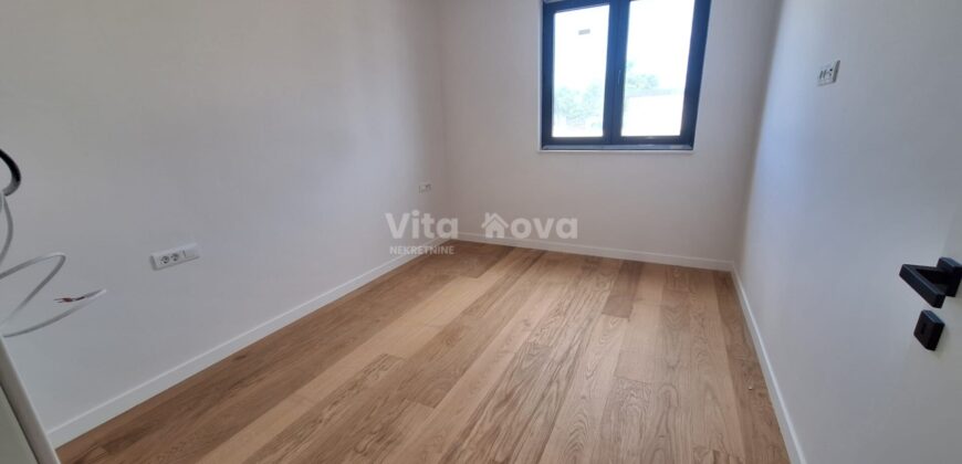 PRIVLAKA, 2-SOBAN, NOVOGRADNJA, VRT, 150 m OD MORA, PRILIKA!