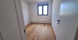 PRIVLAKA, 2-SOBAN, NOVOGRADNJA, VRT, 150 m OD MORA, PRILIKA!