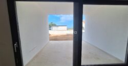 PRIVLAKA, 2-SOBAN, NOVOGRADNJA, VRT, 150 m OD MORA, PRILIKA!