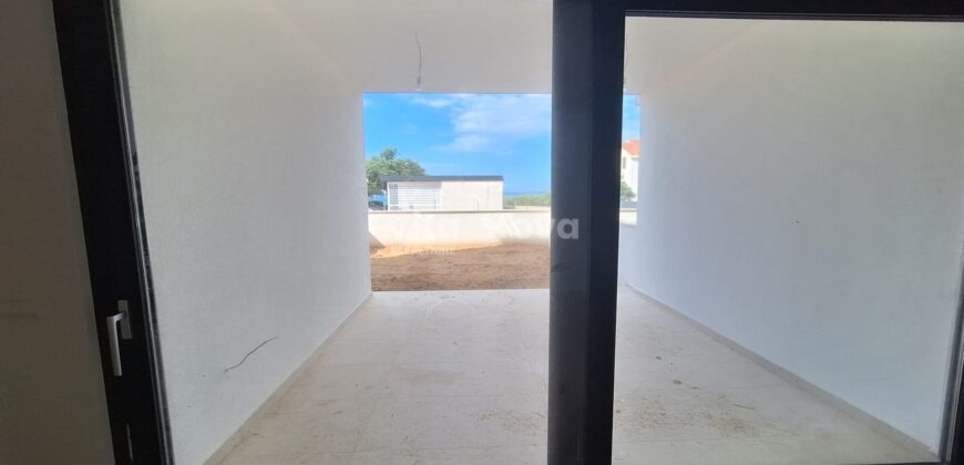 PRIVLAKA, 2-SOBAN, NOVOGRADNJA, VRT, 150 m OD MORA, PRILIKA!