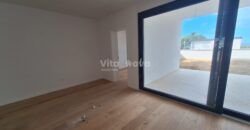 PRIVLAKA, 2-SOBAN, NOVOGRADNJA, VRT, 150 m OD MORA, PRILIKA!