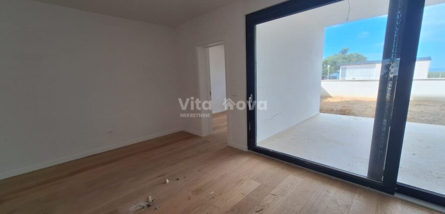 PRIVLAKA, 2-SOBAN, NOVOGRADNJA, VRT, 150 m OD MORA, PRILIKA!