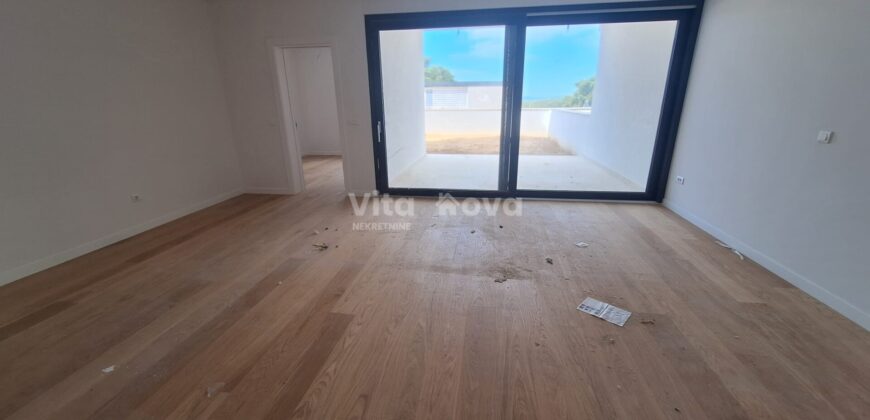 PRIVLAKA, 2-SOBAN, NOVOGRADNJA, VRT, 150 m OD MORA, PRILIKA!
