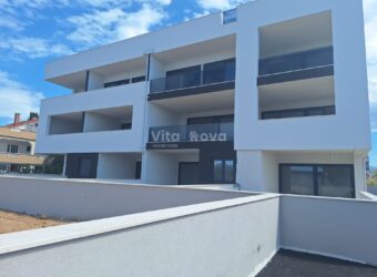 PRIVLAKA, 2-SOBAN, NOVOGRADNJA, VRT, 150 m OD MORA, PRILIKA!
