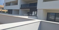 PRIVLAKA, 2-SOBAN, NOVOGRADNJA, VRT, 150 m OD MORA, PRILIKA!