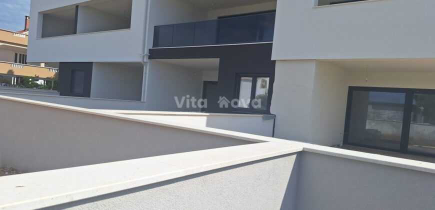 PRIVLAKA, 2-SOBAN, NOVOGRADNJA, VRT, 150 m OD MORA, PRILIKA!