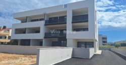 PRIVLAKA, 2-SOBAN, NOVOGRADNJA, VRT, 150 m OD MORA, PRILIKA!