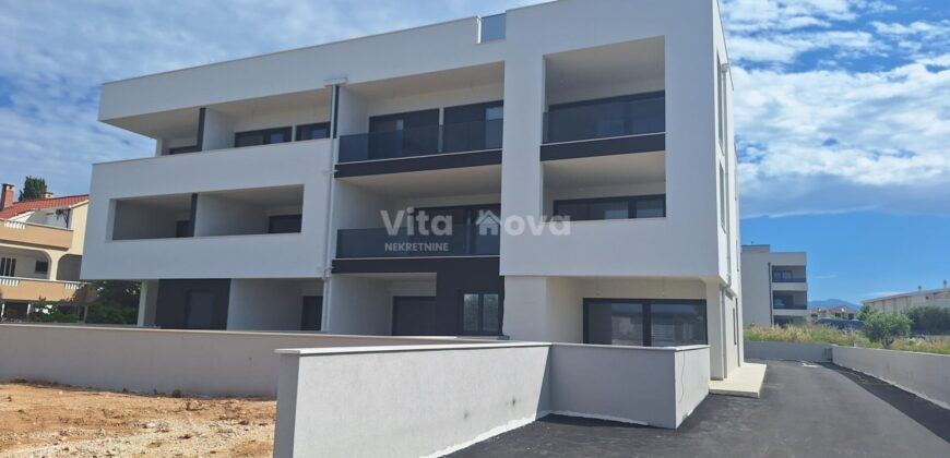 PRIVLAKA, 2-SOBAN, NOVOGRADNJA, VRT, 150 m OD MORA, PRILIKA!