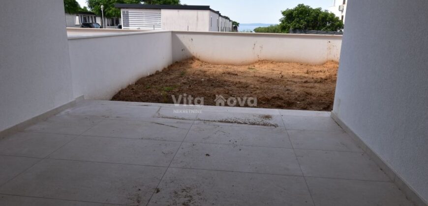 PRIVLAKA, 2-SOBAN, NOVOGRADNJA, VRT, 150 m OD MORA, PRILIKA!