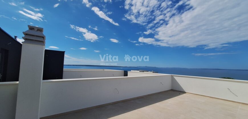 PRIVLAKA, PENTHOUSE U NOVOGRADNJI, KROVNA TERASA, 100 m OD MORA!