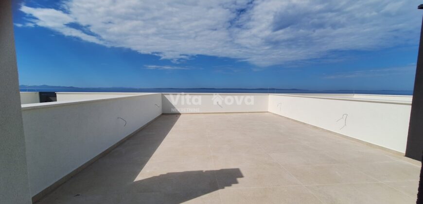 PRIVLAKA, PENTHOUSE U NOVOGRADNJI, KROVNA TERASA, 100 m OD MORA!