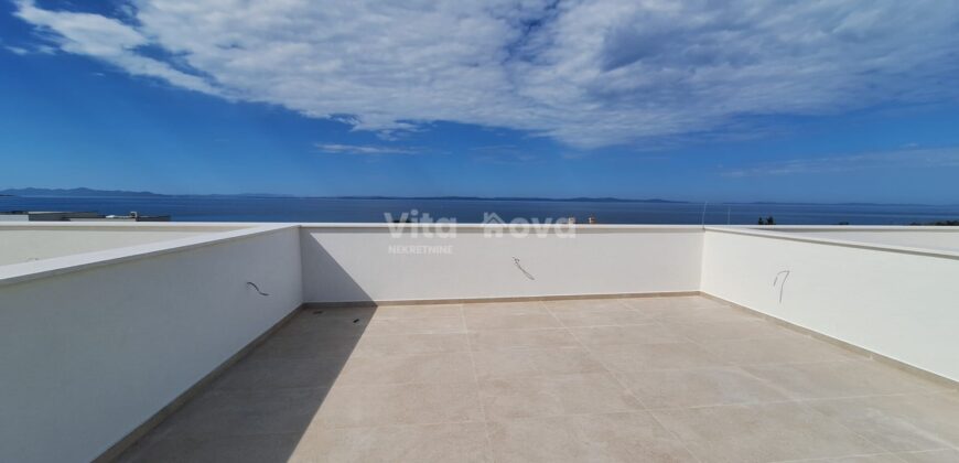 PRIVLAKA, PENTHOUSE U NOVOGRADNJI, KROVNA TERASA, 100 m OD MORA!