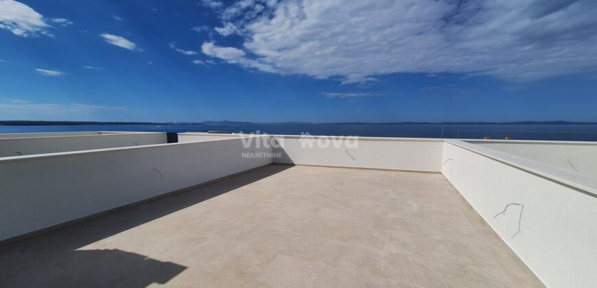 PRIVLAKA, PENTHOUSE U NOVOGRADNJI, KROVNA TERASA, 100 m OD MORA!