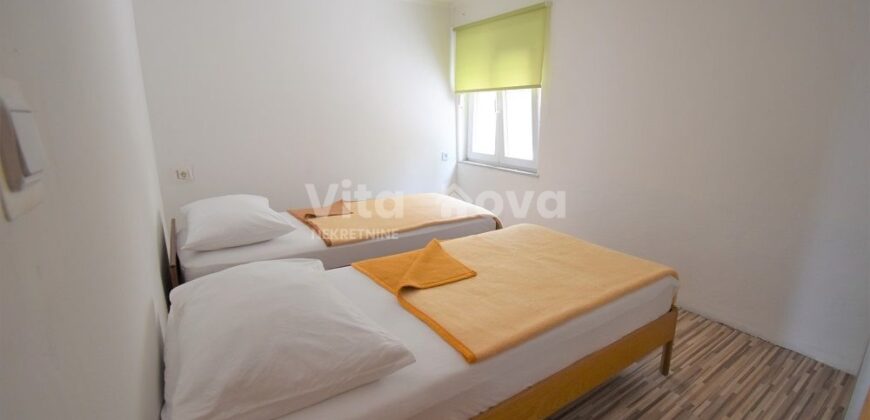 PLOČA – ZA RADNIKE, 4 OSOBE, DULJI PERIOD, PRIZEMLJE