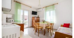 POSEDARJE, 70 m OD MORA, DVORIŠTE!