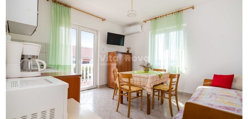 POSEDARJE, 70 m OD MORA, DVORIŠTE!