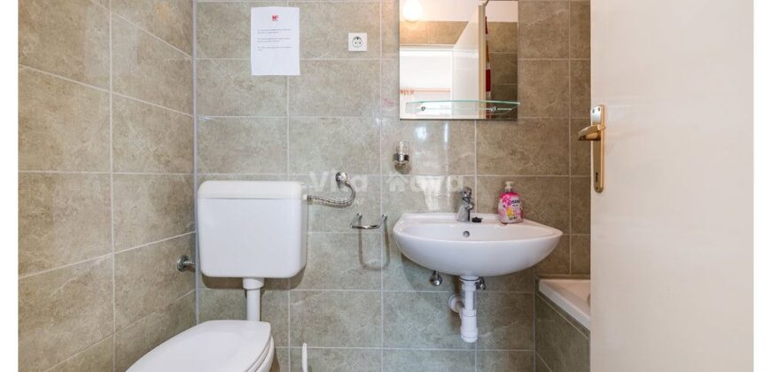 POSEDARJE, 70 m OD MORA, DVORIŠTE!