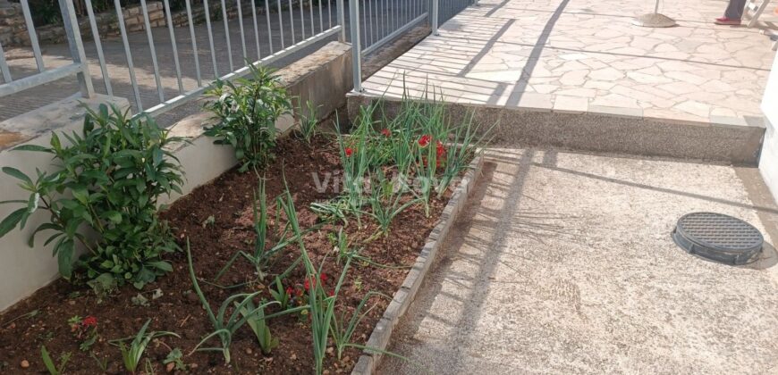 POSEDARJE, 70 m OD MORA, DVORIŠTE!