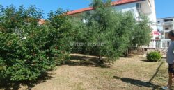 POSEDARJE, 70 m OD MORA, DVORIŠTE!