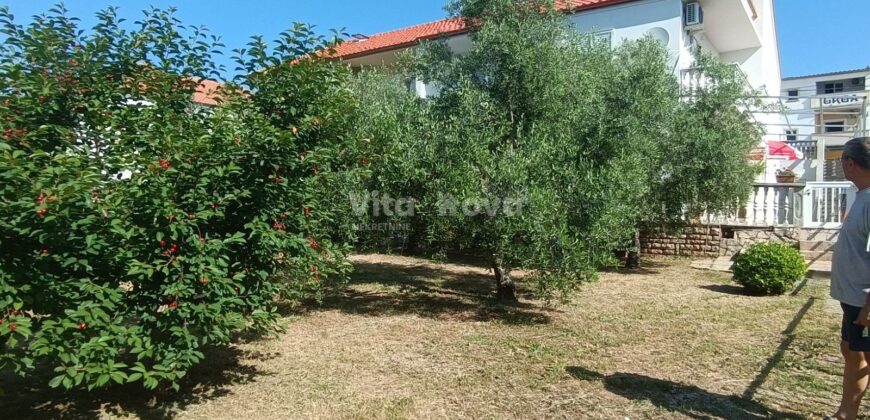 POSEDARJE, 70 m OD MORA, DVORIŠTE!