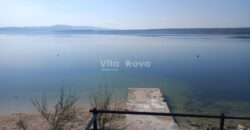 POSEDARJE, 70 m OD MORA, DVORIŠTE!