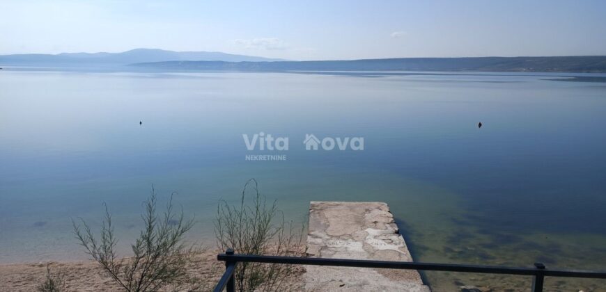 POSEDARJE, 70 m OD MORA, DVORIŠTE!