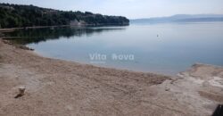 POSEDARJE, 70 m OD MORA, DVORIŠTE!