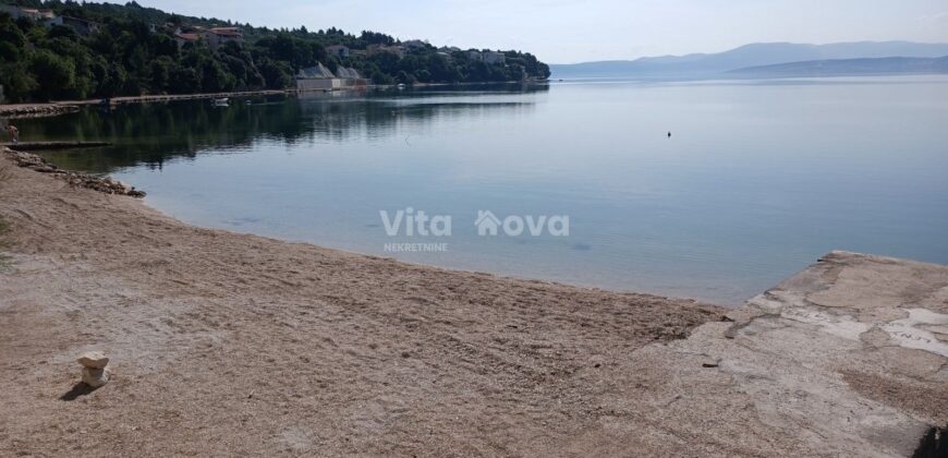 POSEDARJE, 70 m OD MORA, DVORIŠTE!