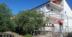 POSEDARJE, 70 m OD MORA, DVORIŠTE!